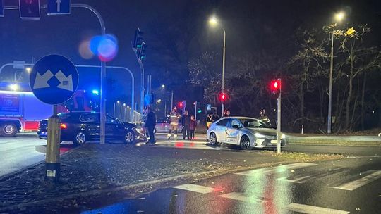 Zderzenie Skody i Toyoty na osiedlu Piastów w Kędzierzynie-Koźlu. 42-latek wymusił pierwszeństwo Zderzenie Skody i Toyoty na osiedlu Piastów w Kędzierzynie-Koźlu. 42-latek wymusił pierwszeństwo