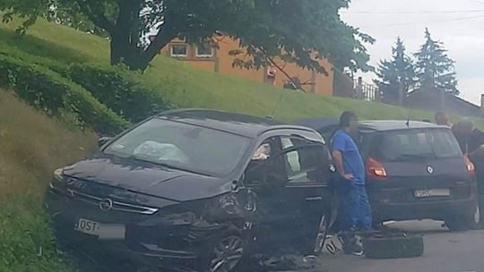 Zderzenie dwóch samochodów osobowych w Długomiłowicach