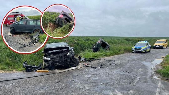 Groźny wypadek w Roszowicach. Passat dachował po zderzeniu z touranem. Jedna osoba w szpitalu Groźny wypadek w Roszowicach. Passat dachował po zderzeniu z touranem. Jedna osoba w szpitalu
