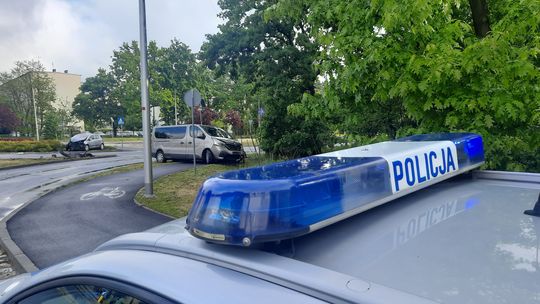 Bus z ośmioma osobami wymusił pierwszeństwo i uderzył w opla. Jedna osoba trafiła do szpitala Bus z ośmioma osobami wymusił pierwszeństwo i uderzył w opla. Jedna osoba trafiła do szpitala