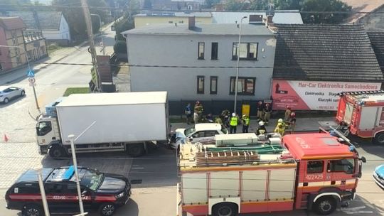 Zderzenie osobówki z ciężarówką w Reńskiej Wsi. Droga całkowicie zablokowana