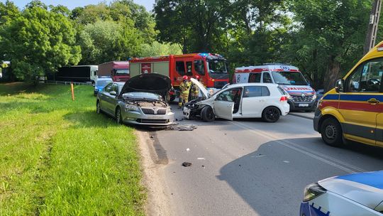 Zderzenie Skody Superb i Volkswagena Golfa w Koźlu. Trzy osoby trafiły do szpitala. ZDJĘCIA Zderzenie Skody Superb i Volkswagena Golfa w Koźlu. Trzy osoby trafiły do szpitala. ZDJĘCIA