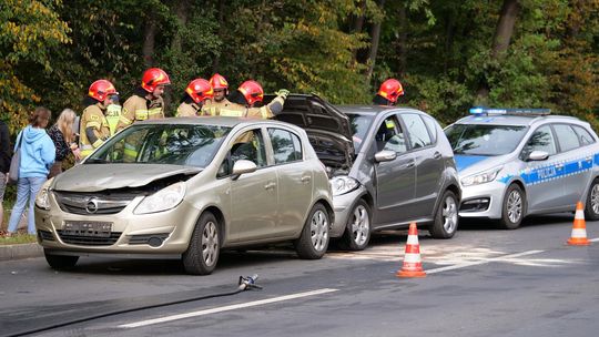 Zderzenie trzech aut na al. Jana Pawła II. Kobieta trafiła do szpitala