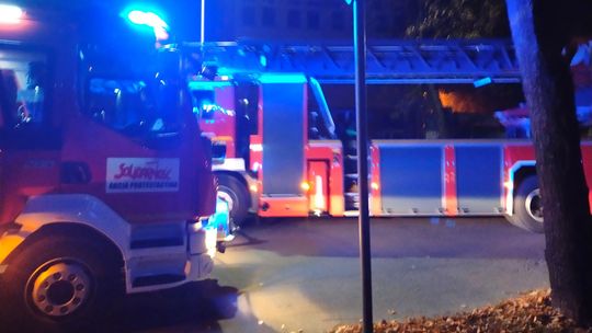 Ze zgłoszenia wynikało, że pali się mieszkanie. Interweniowali strażacy