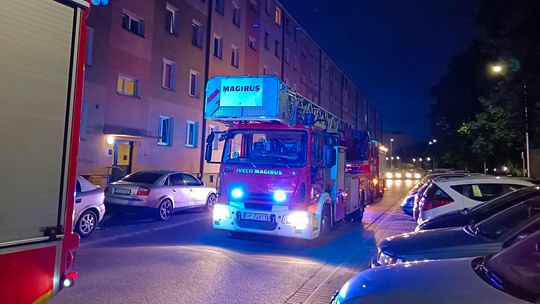 Ze zgłoszenia wynikało, że pali się mieszkanie na czwartym piętrze