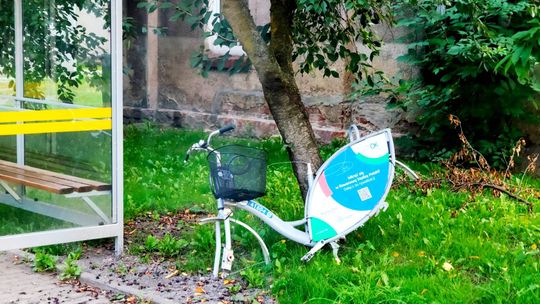 Żenujące zachowanie wandali. Miejski rower rozłożony na części. ZDJĘCIA