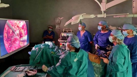 Zespół lekarzy z kozielskiego szpitala przeprowadził operację pod okiem wybitnego profesora. ZDJĘCIA