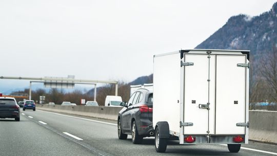 Zestaw świateł do przyczepy – co powinno się w nim znaleźć i jak go dobrać?