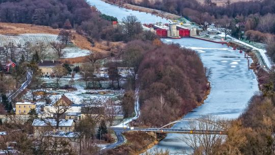 Zima parazliżuje również drogi wodne