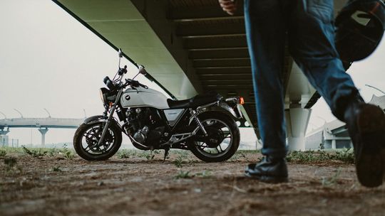 Zimowe akcesoria motocyklowe – co powinien mieć każdy motocyklista?