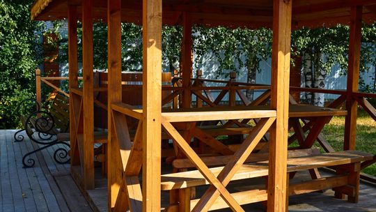 Złącza ciesielskie do altan, pergoli i tarasów – praktyczne rozwiązania dla ogrodu Złącza ciesielskie do altan, pergoli i tarasów – praktyczne rozwiązania dla ogrodu