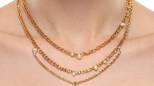 Złoty łańcuszek – jaki wybrać i jak dobrać do stylu oraz okazji?