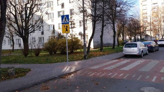 Znak drogowy ze środka chodnika ma być usunięty
