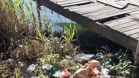 Zniszczą, naśmiecą i sobie pójdą. Powtórka z historii na Dębowej. ZDJĘCIA Zniszczą, naśmiecą i sobie pójdą. Powtórka z historii na Dębowej. ZDJĘCIA