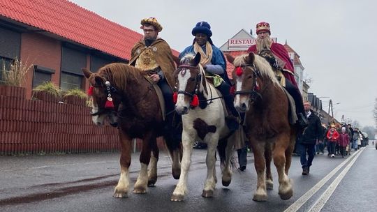 Żywa szopka, góralska kapela i Trzej Królowie na koniach