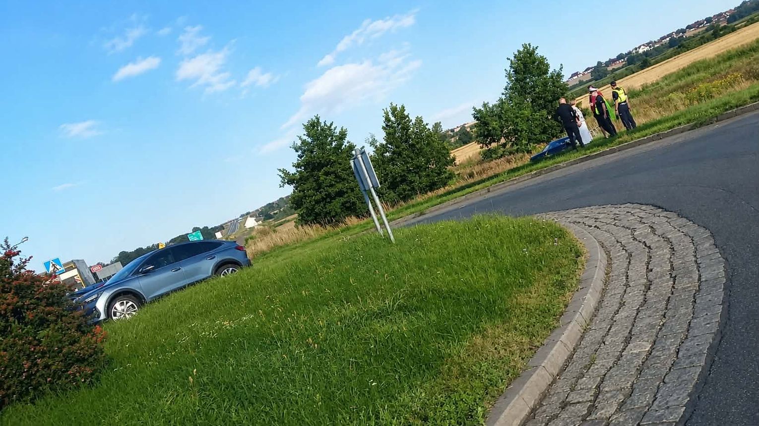 74-letni kierowca uderzył w trzy auta i przejechał rondo na wprost