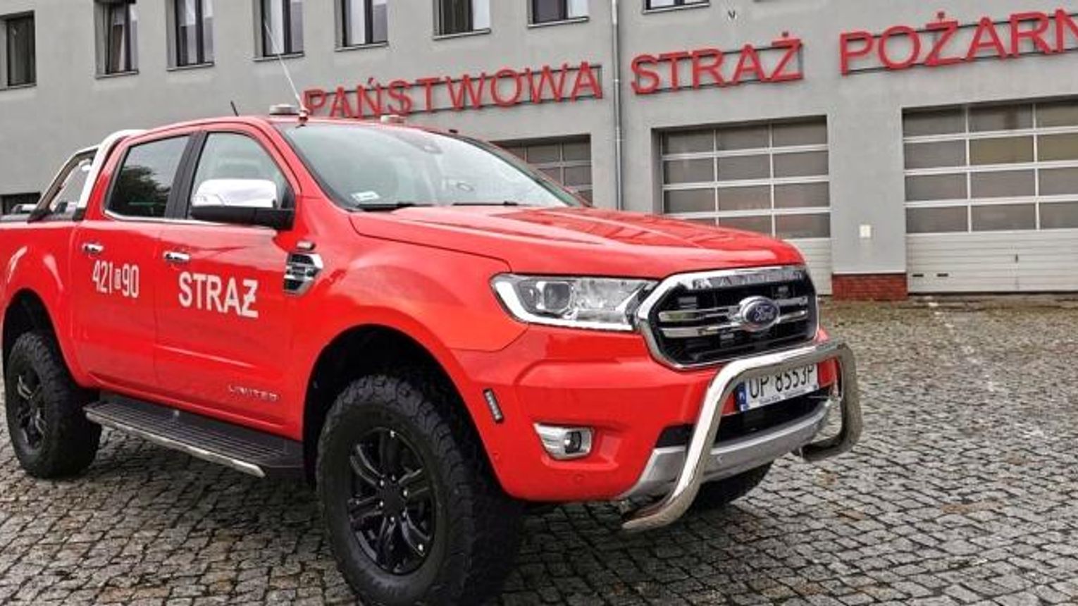 Czerwony Ford Ranger robi wrażenie. Uczestniczył już w pierwszych ...