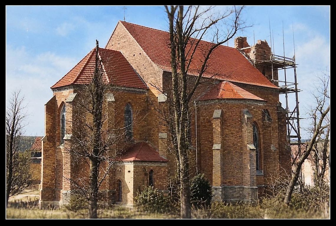 155 lat kościoła w Długomiłowicach. Sztuczna inteligencja pomogła "odświeżyć" stare zdjęcia