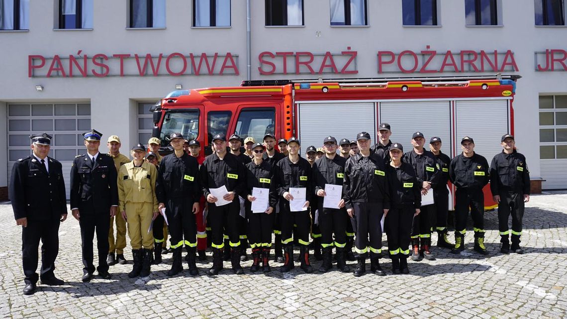 16 nowych strażaków-ratowników zasiliło jednostki OSP w naszym powiecie. [ZDJĘCIA]