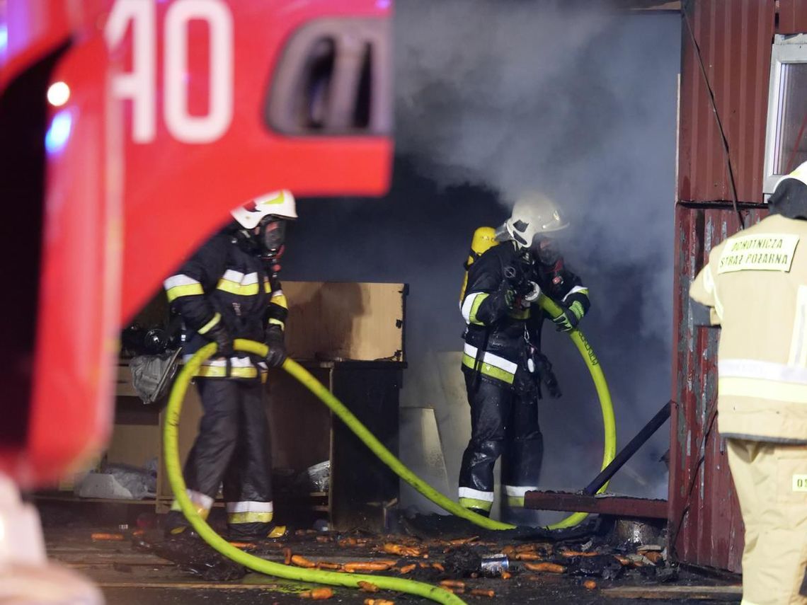17 zastępów straży pożarnej gasiło pożar gospodarstwa w Grzędzinie. Zdjęcia