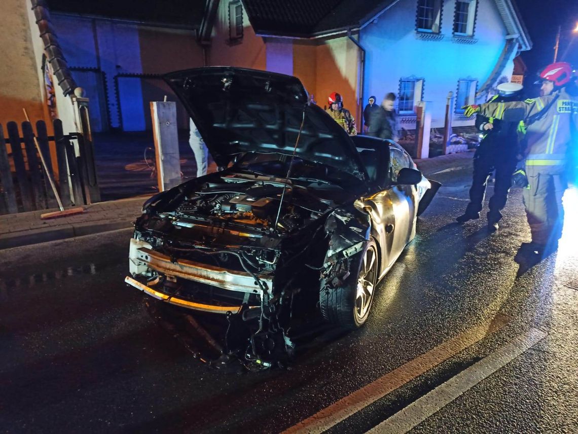 18-letni kierowca stracił panowanie nad sportowym samochodem