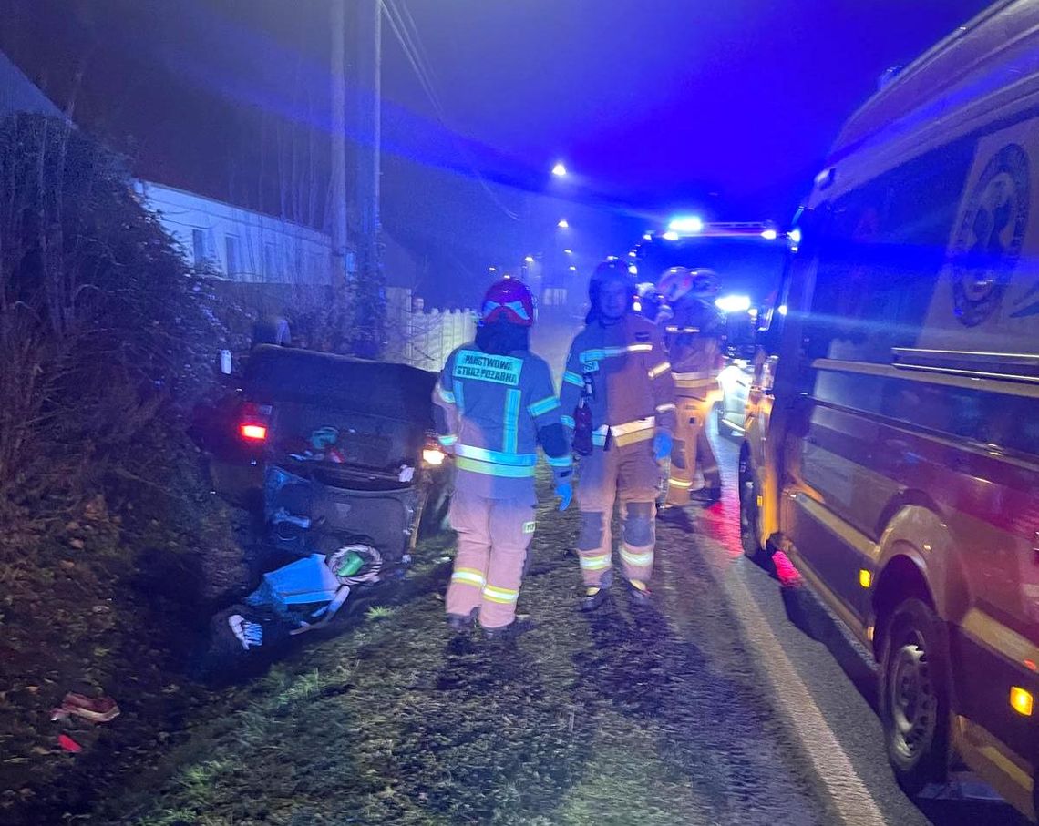 19-latek jechał za szybko i wypadł z drogi. W aucie, które dachowało, były cztery młode osoby 19-latek jechał za szybko i wypadł z drogi. W aucie, które dachowało, były cztery młode osoby