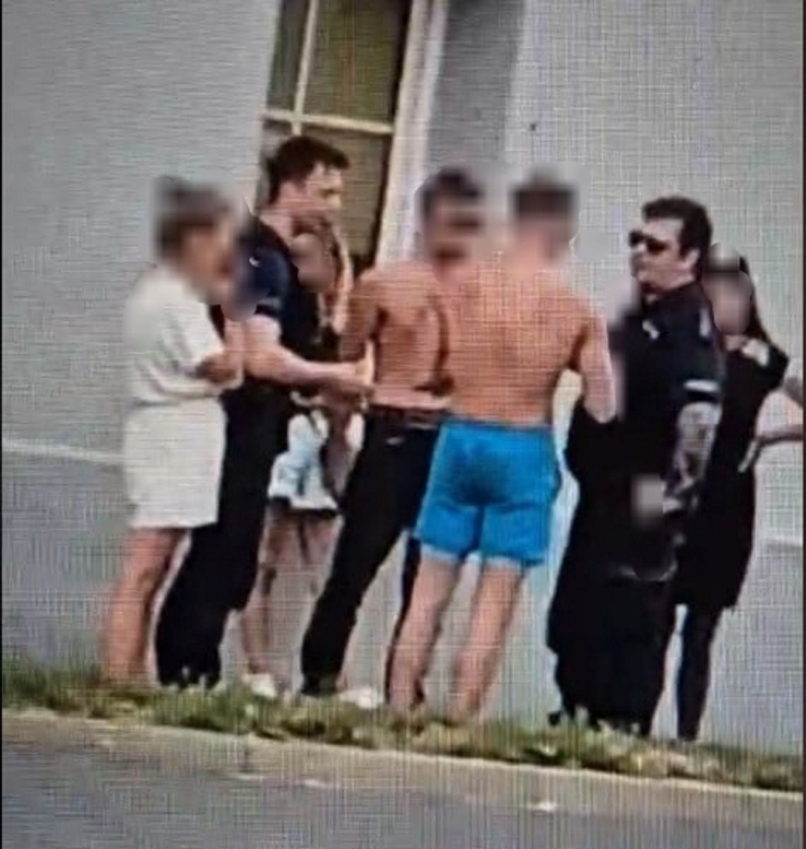 19-latek utrudniał policjantom interwencję przy ul. Targowej. Został pouczony