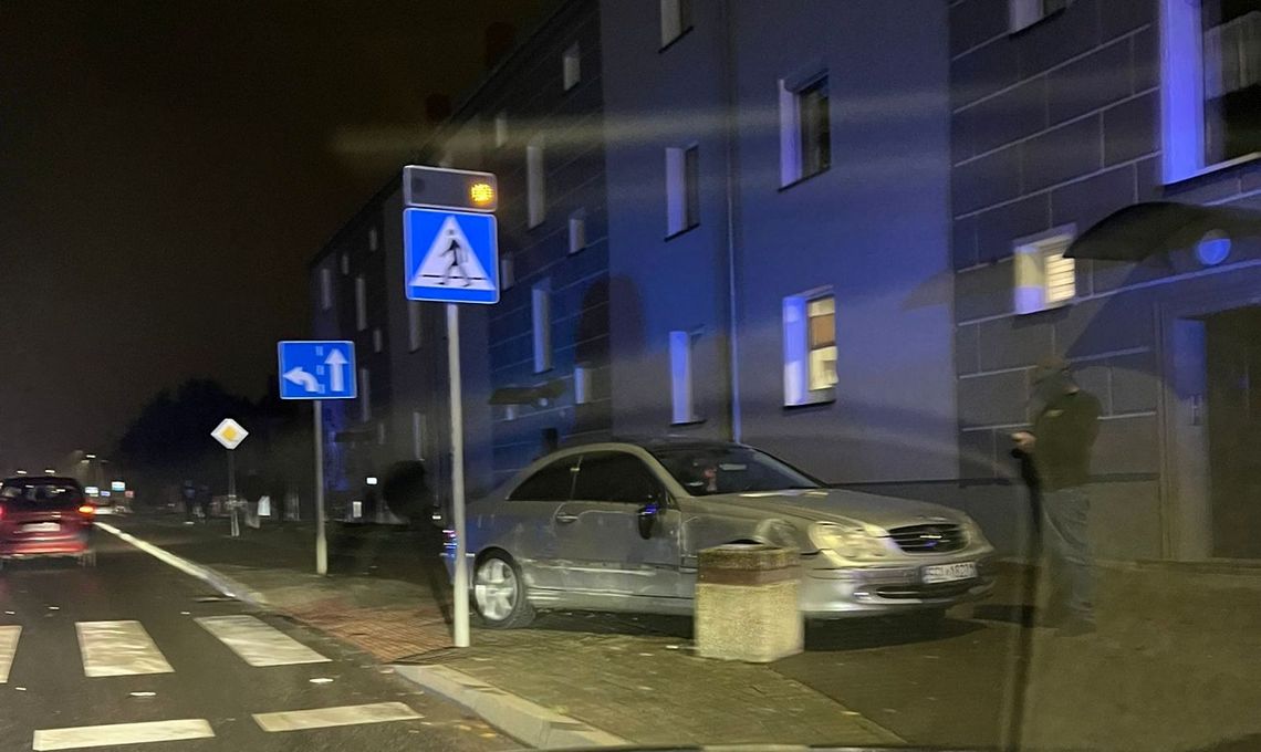 24-latka wpadła mercedesem w poślizg i uderzyła w latarnię przy ul. Kozielskiej