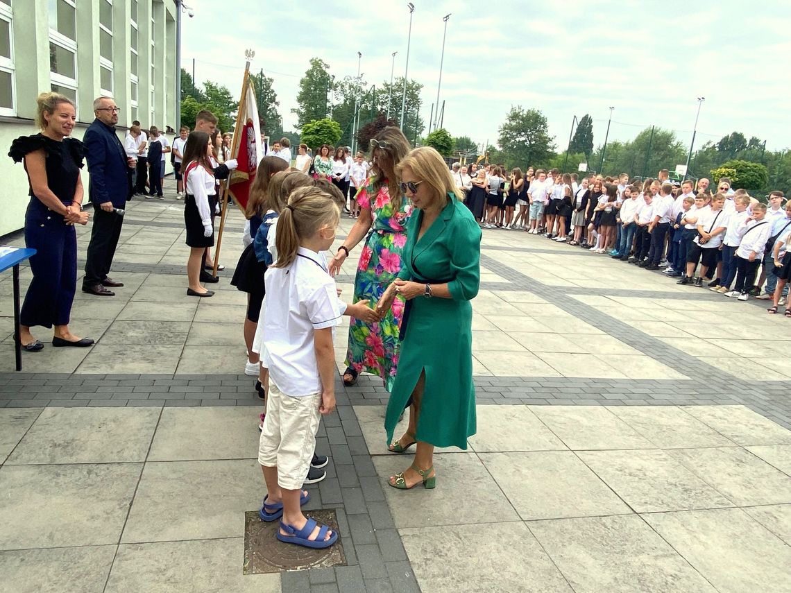 3548 uczniów szkół podstawowych zakończyło dziś rok szkolny. Witajcie wakacje! ZDJĘCIA