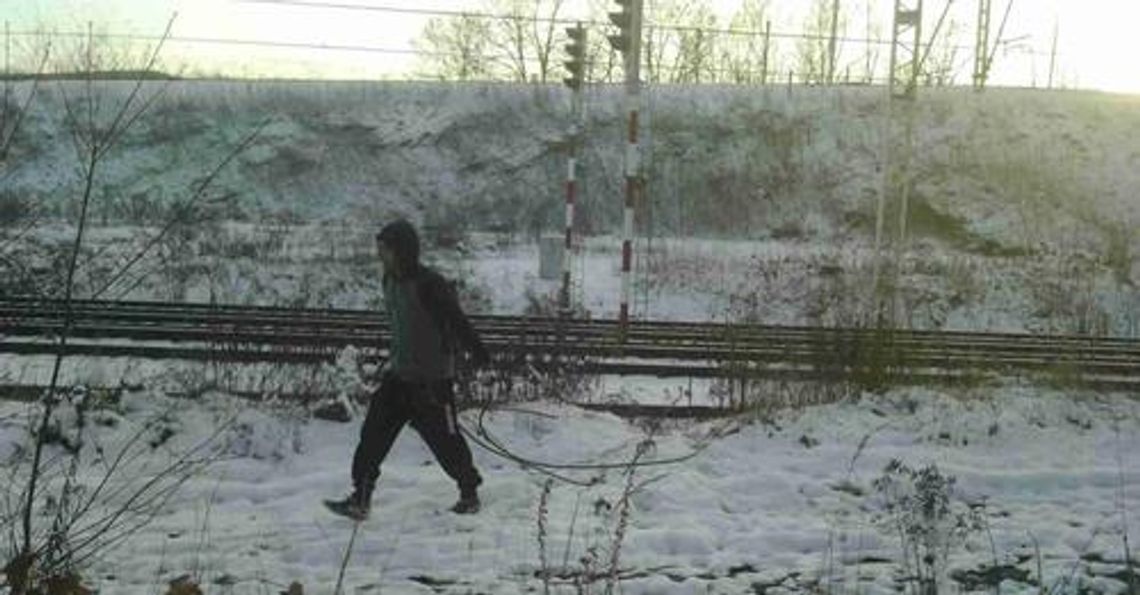 38-letni mężczyzna kradł infrastrukturę kolejową. Namierzyła go fotopułapka 38-letni mężczyzna kradł infrastrukturę kolejową. Namierzyła go fotopułapka