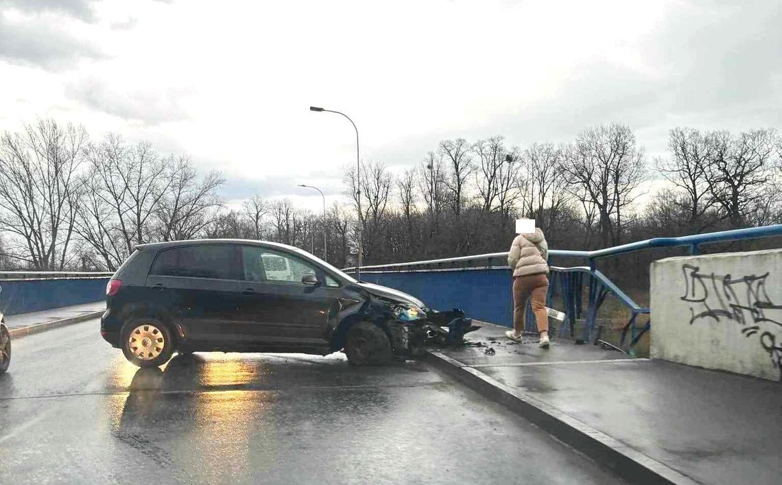 55-letnia kierująca volkswagenem straciła panowanie nad pojazdem i uszkodziła barierkę mostu