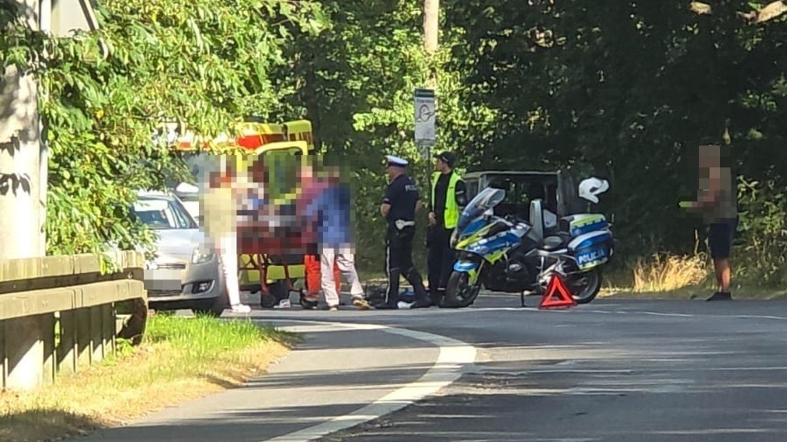 72-letni rowerzysta wjechał pod nadjeżdżający samochód. Senior został przewieziony do szpitala