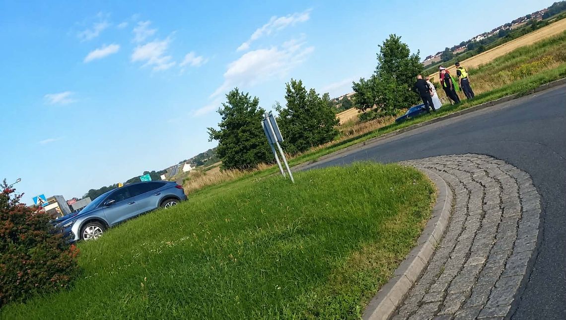 74-letni kierowca uderzył w trzy auta i przejechał rondo na wprost