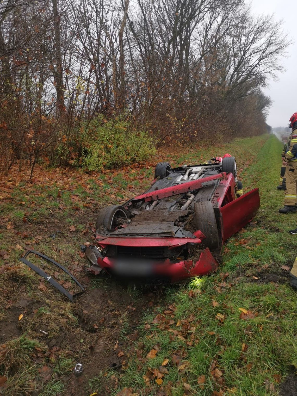 77-letni mieszkaniec Kędzierzyna-Koźla jechał zbyt szybko infiniti. Wpadł w poślizg i dachował