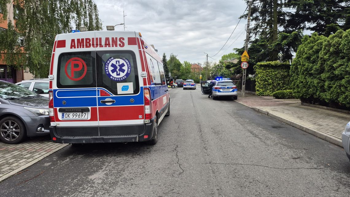 Agresywny 15-latek zaatakował i ranił policjanta. Został obezwładniony i przewieziony do szpitala Agresywny 15-latek zaatakował i ranił policjanta. Został obezwładniony i przewieziony do szpitala