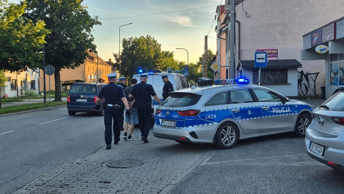 Agresywny mężczyzna ukradł alkohol ze sklepu w Koźlu. 25-latek został zatrzymany
