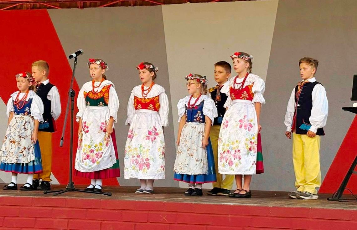 Amfiteatr na osiedlu Piastów-Powstańców Śląskich w folkowych klimatach. ZDJĘCIA