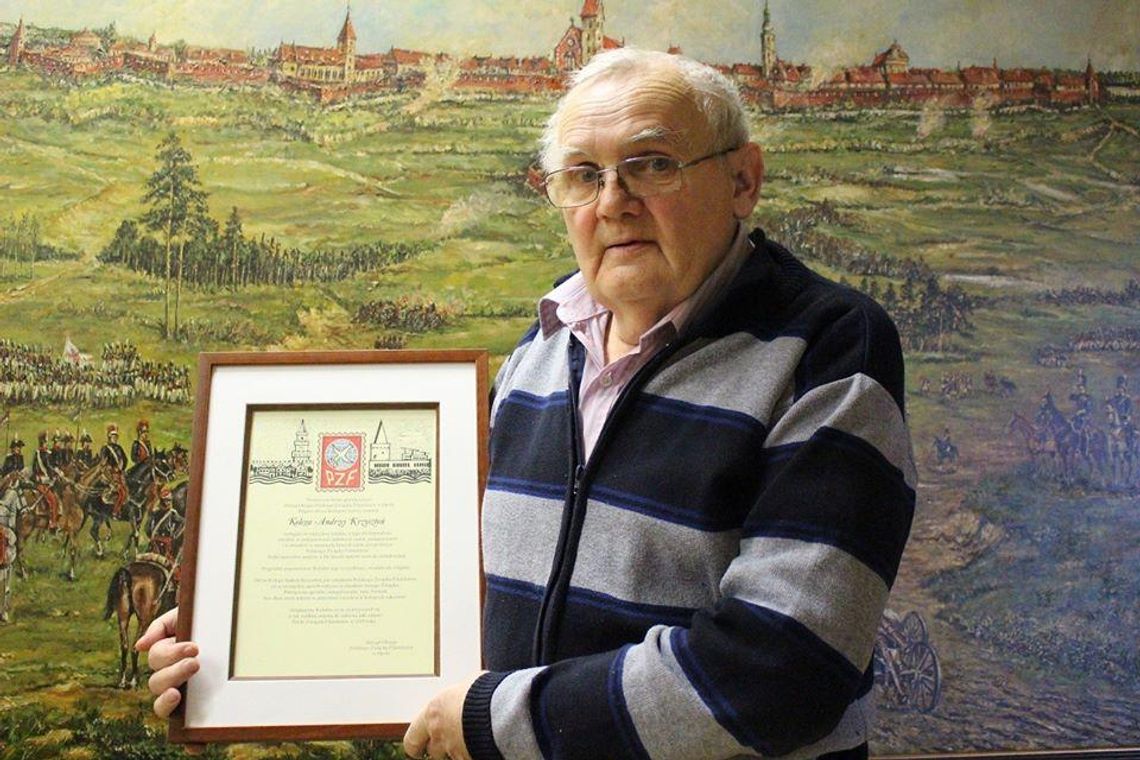 Andrzej Krzysztoń z nagrodą od filatelistów