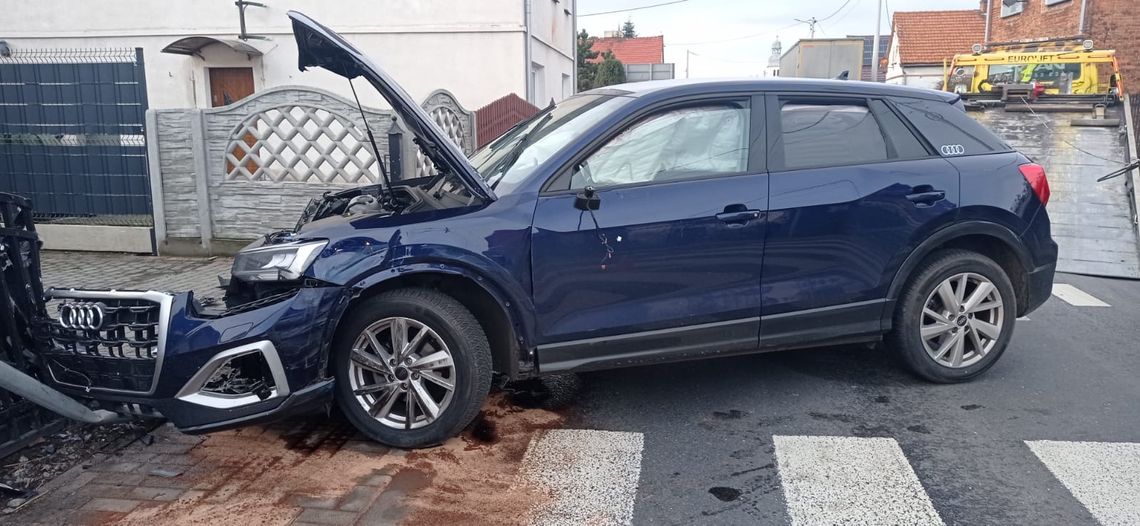 Osobowe audi po kolizji z ciężarówką uderzyło w płot. ZDJĘCIA