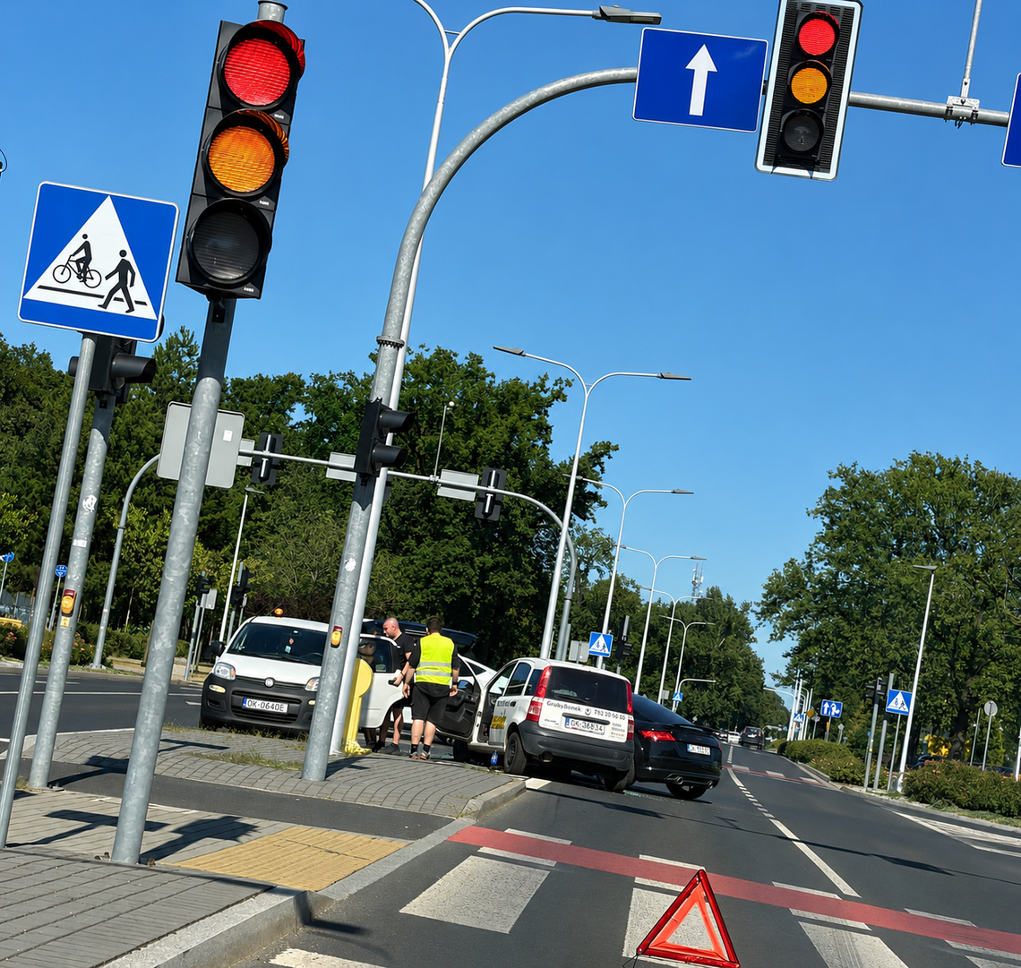 Auto dostawcy pizzy zderzyło się z audi. Kolizja na skrzyżowaniu w Kędzierzynie Auto dostawcy pizzy zderzyło się z audi. Kolizja na skrzyżowaniu w Kędzierzynie