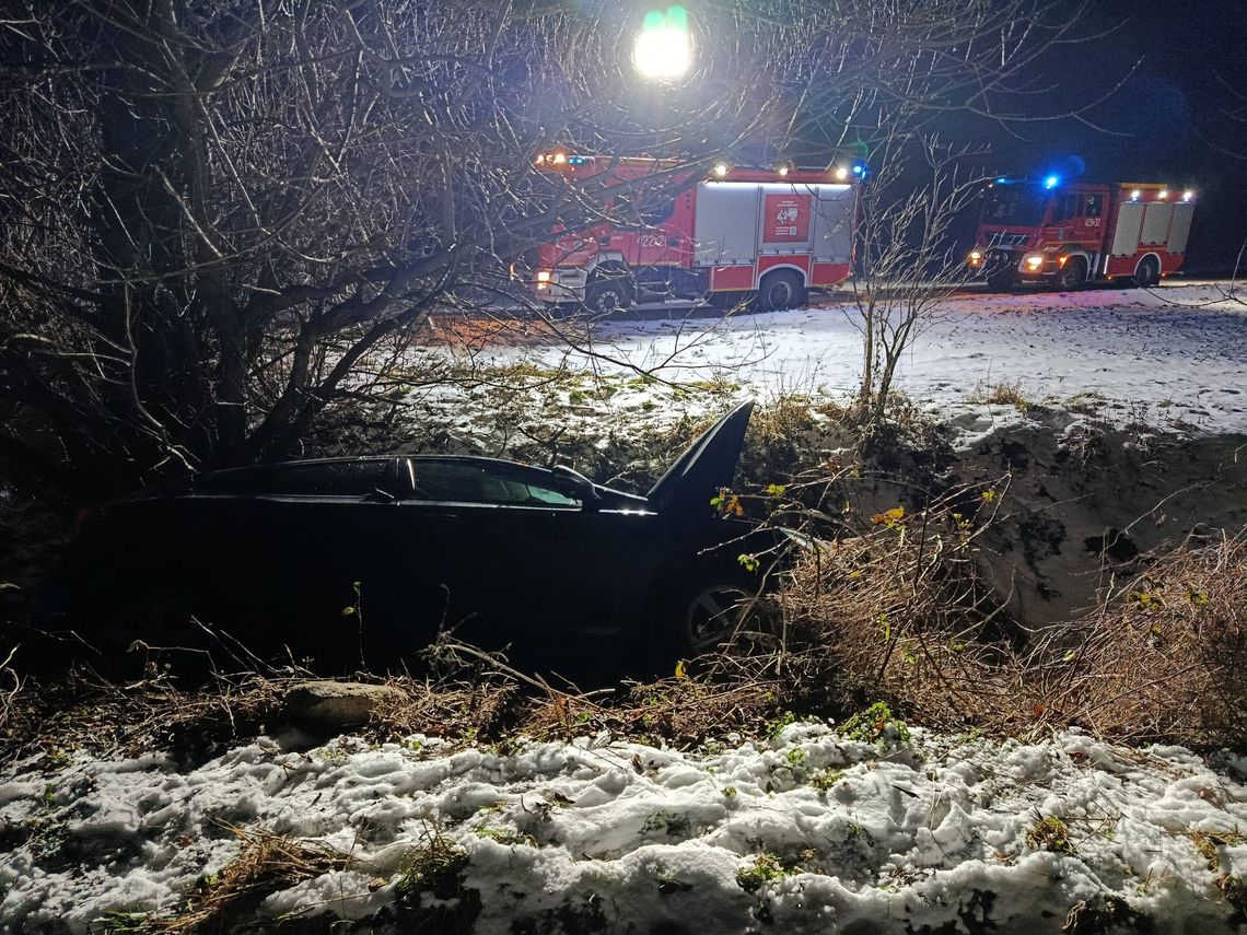 Auto wypadło z drogi między Bytkowem a DK38. Interweniowały służby. ZDJĘCIA