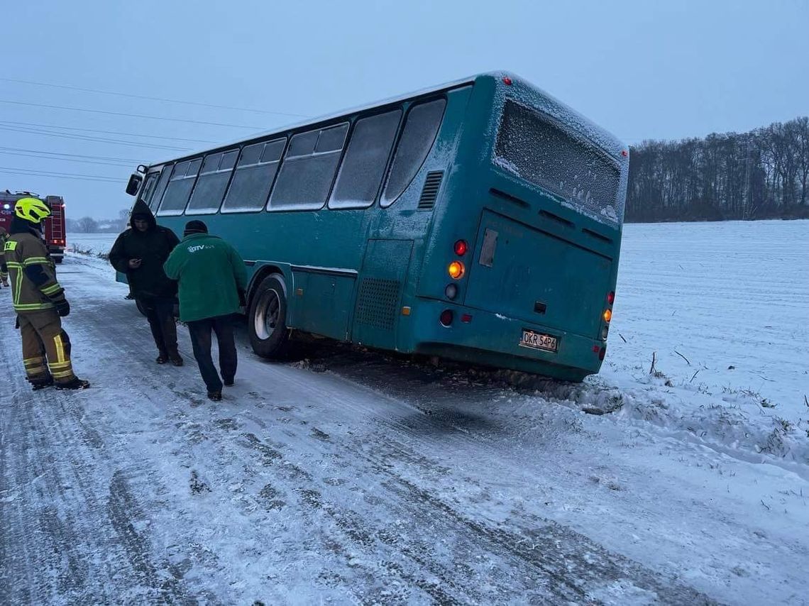 Autobus przewożący pasażerów wjechał do rowu. ZDJĘCIA