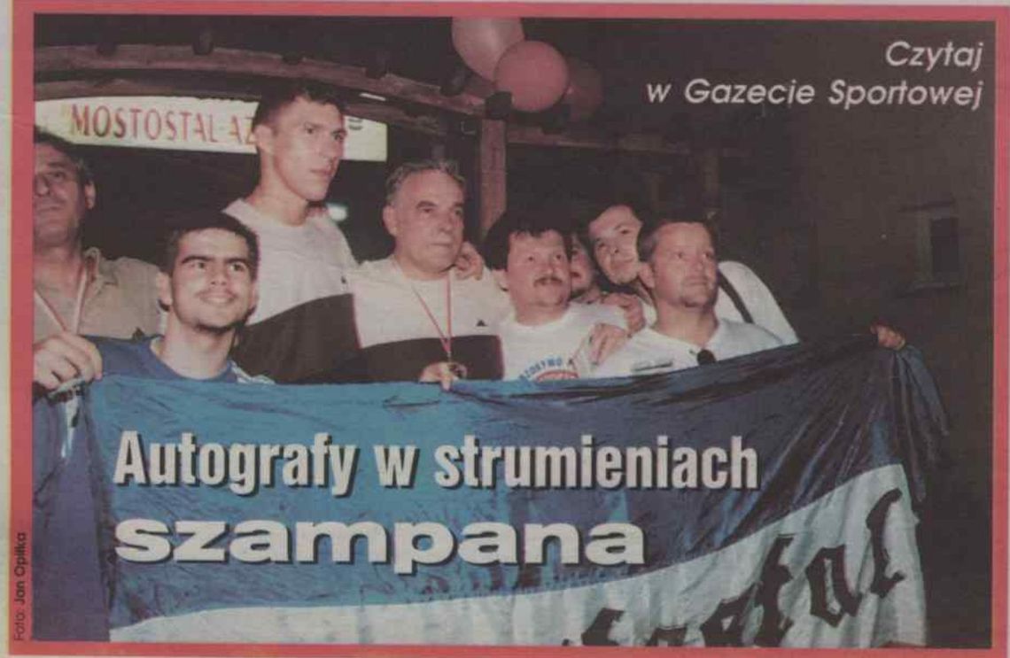 Autografy w strumieniach szampana