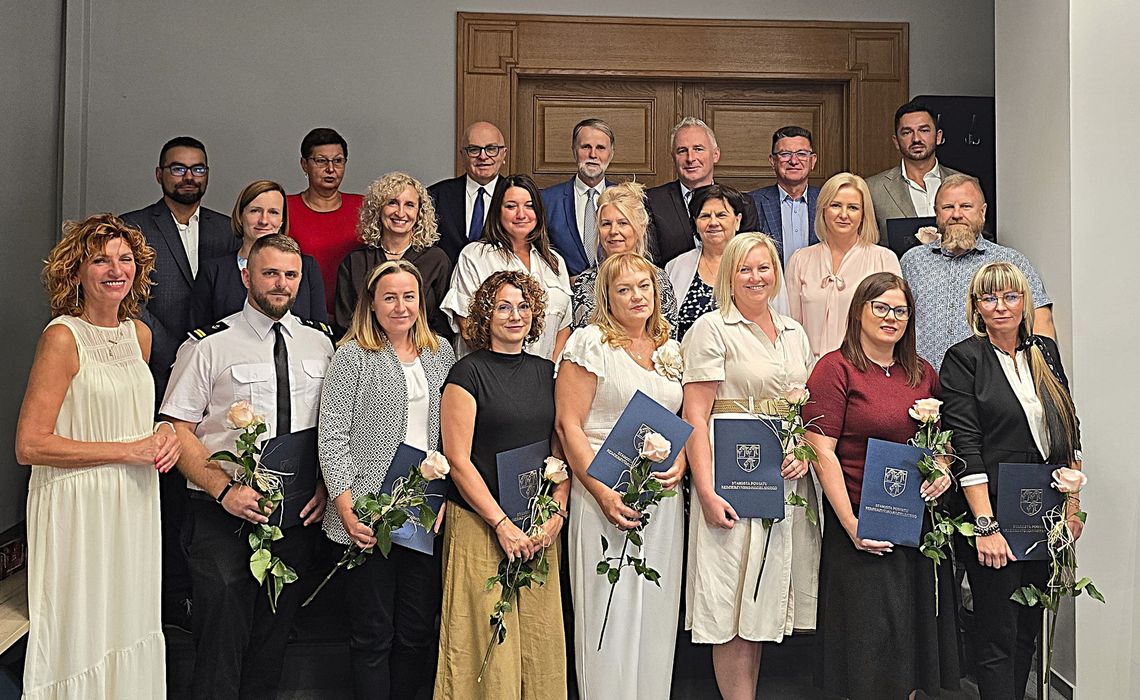 Awanse nauczycieli oraz wyjątkowy jubileusz świętowano dziś w starostwie. ZDJĘCIA
