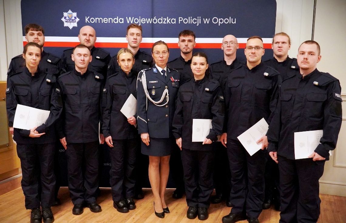 Aż 12 nowych funkcjonariuszy w kędzierzyńsko-kozielskiej policji. ZDJĘCIA