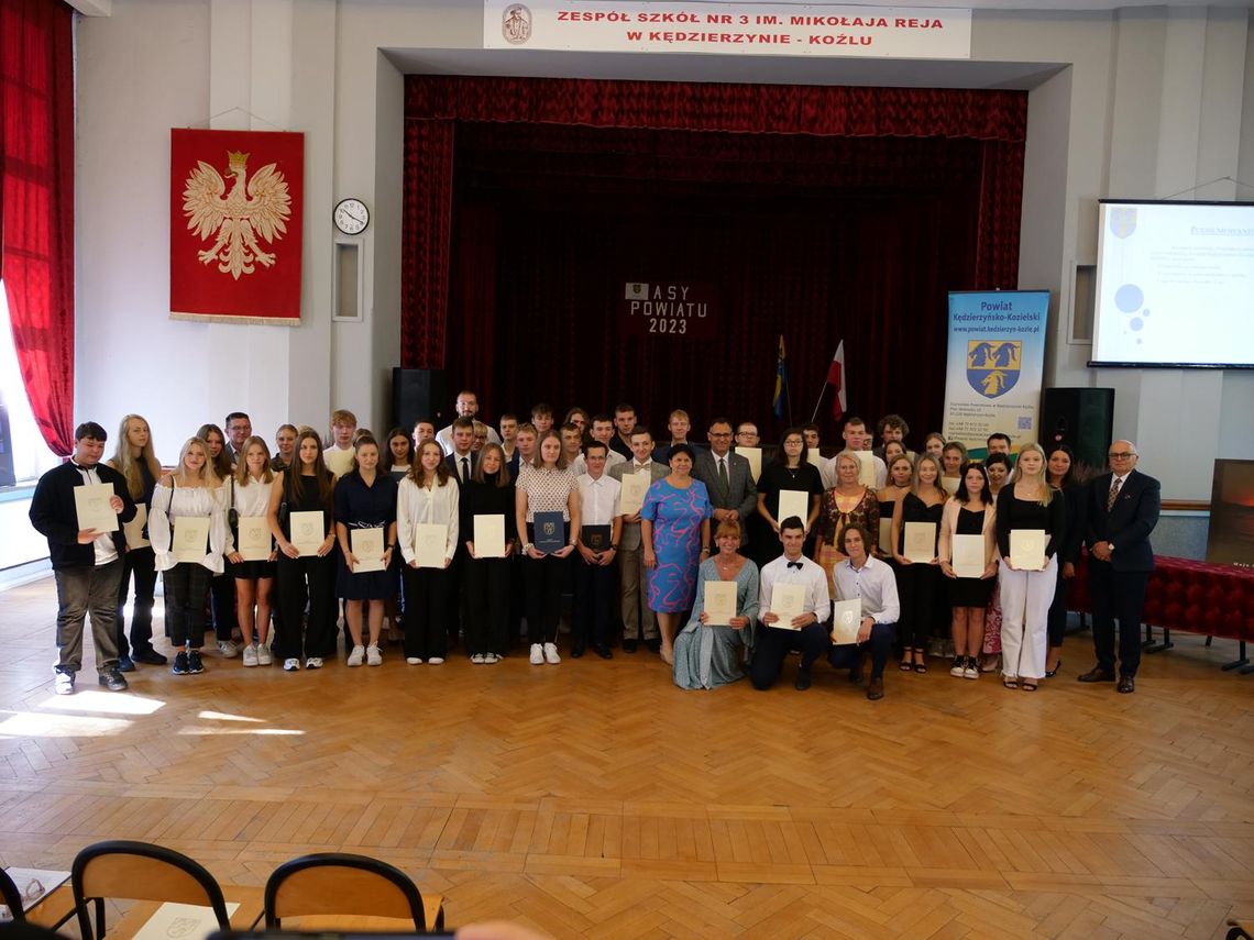Aż 53 uczniów zostało tegorocznymi "Asami Powiatu 2023" Aż 53 uczniów zostało tegorocznymi "Asami Powiatu 2023"