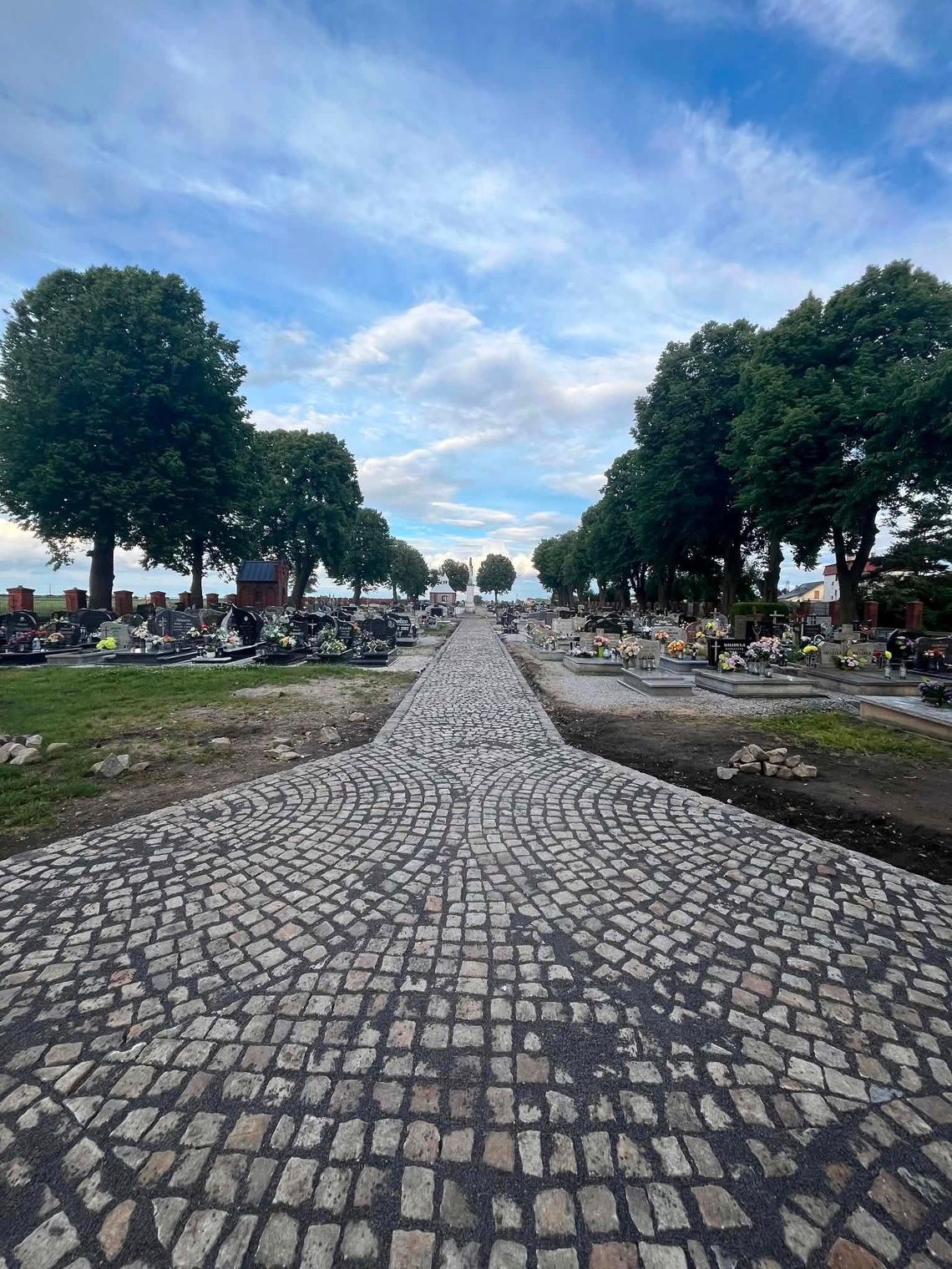 Aż miło popatrzeć. Cmentarz w Gościęcinie zmienia swoje oblicze. ZDJĘCIA Aż miło popatrzeć. Cmentarz w Gościęcinie zmienia swoje oblicze. ZDJĘCIA