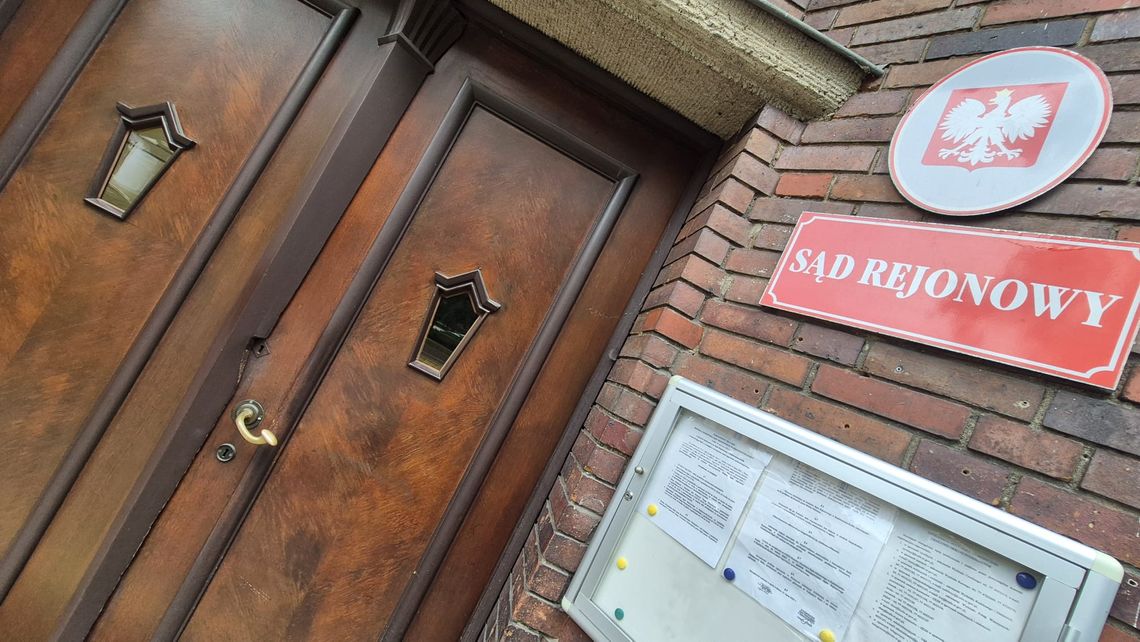 Baner z napisem „PODPALACZ” oraz imieniem i nazwiskiem. Jest prawomocny wyrok za zniesławienie