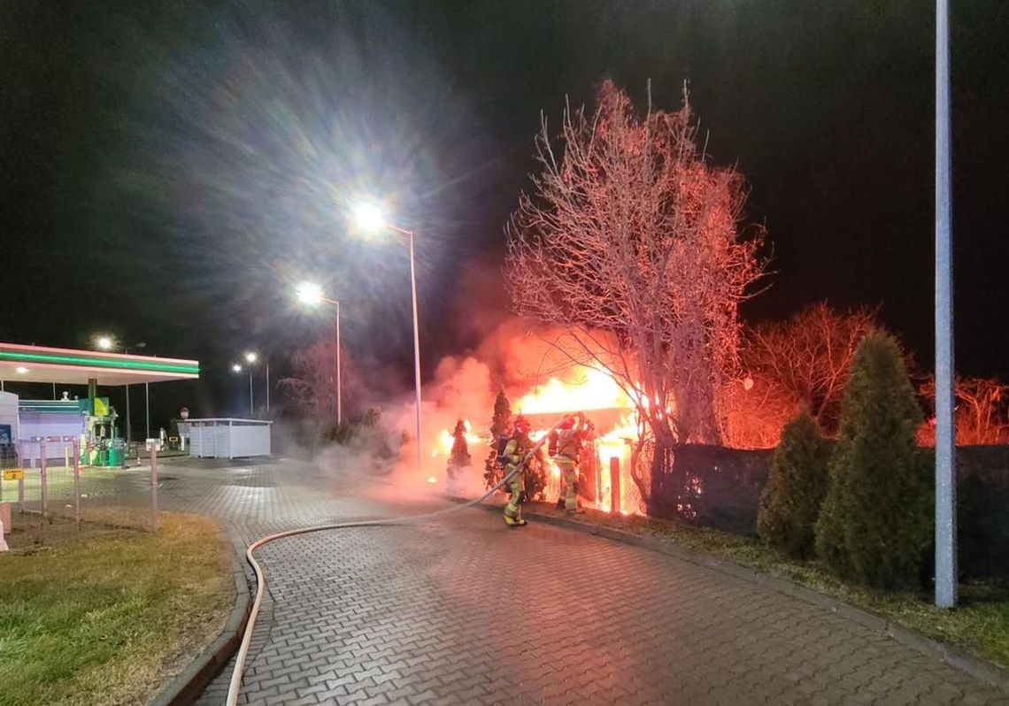 Bardzo niebezpieczny pożar altanki przy stacji benzynowej na ul. Wyspiańskiego