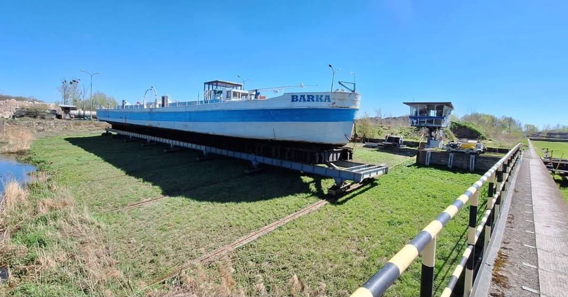 „Barka” z Opola już gotowa do remontu. Teraz wezmą się za nią kozielscy stoczniowcy. ZDJĘCIA